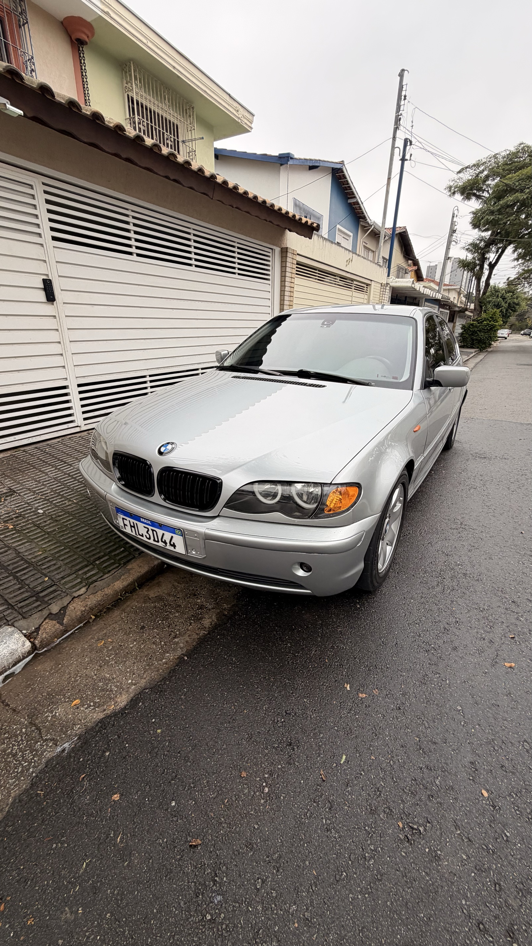 BMW 320i E46 prata — frontal 3/4 direita com angel eyes