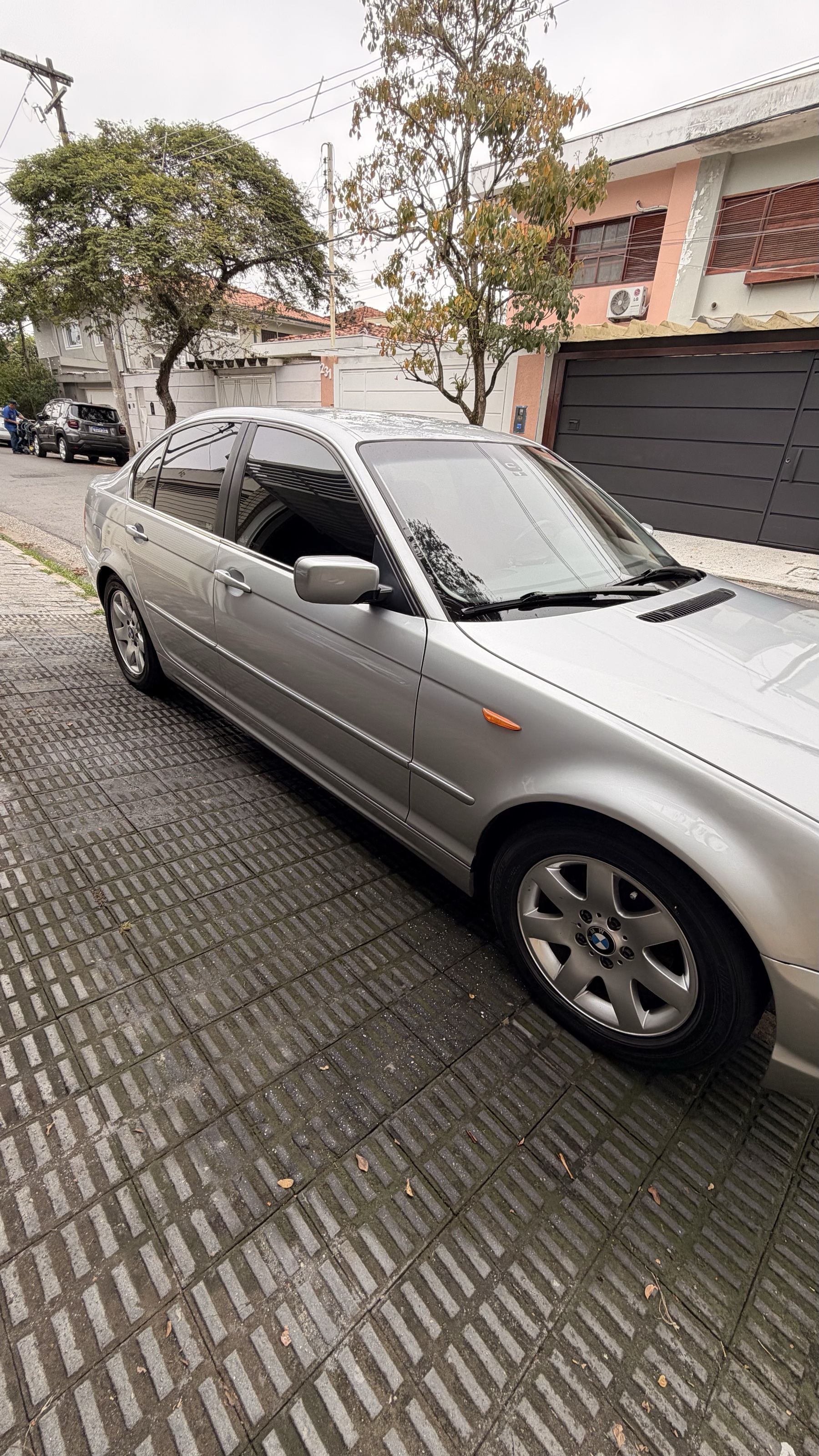BMW 320i E46 — lateral direita