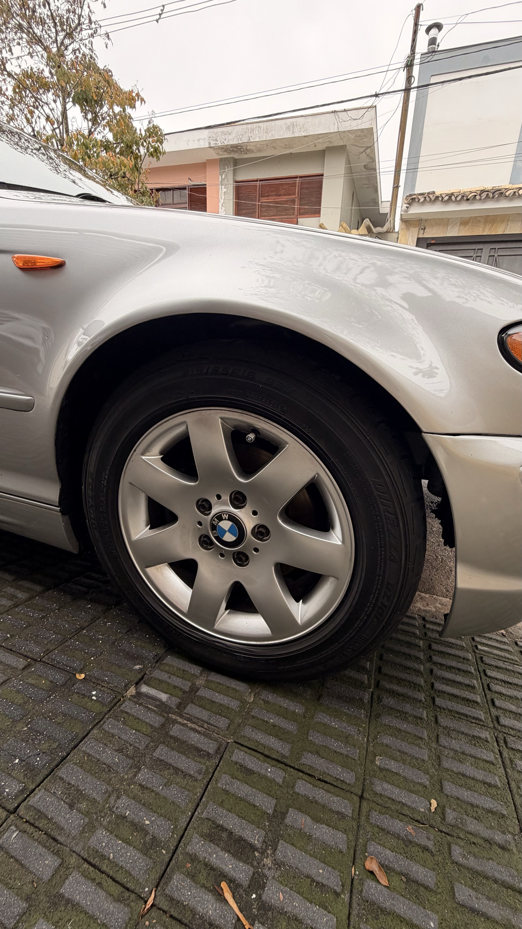 BMW 320i E46 — detalhe roda BMW