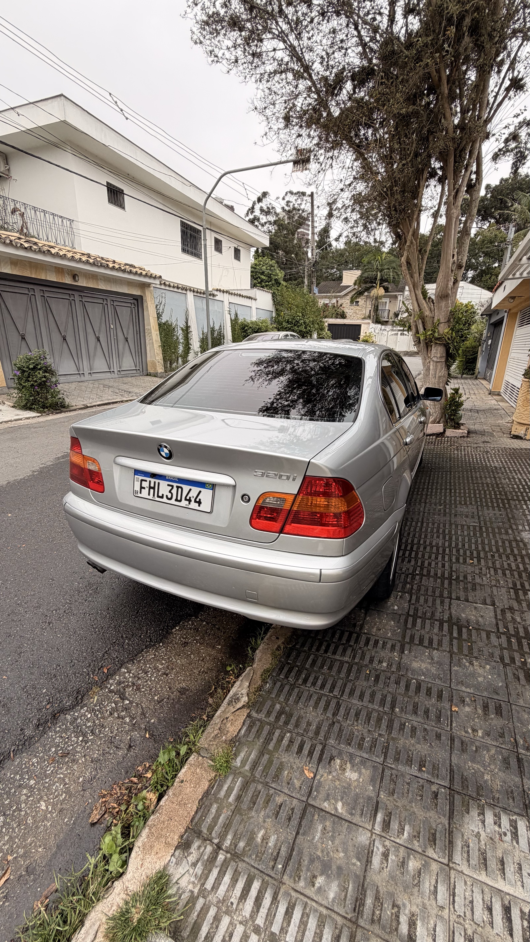 BMW 320i E46 — traseira 3/4 com emblema 320i
