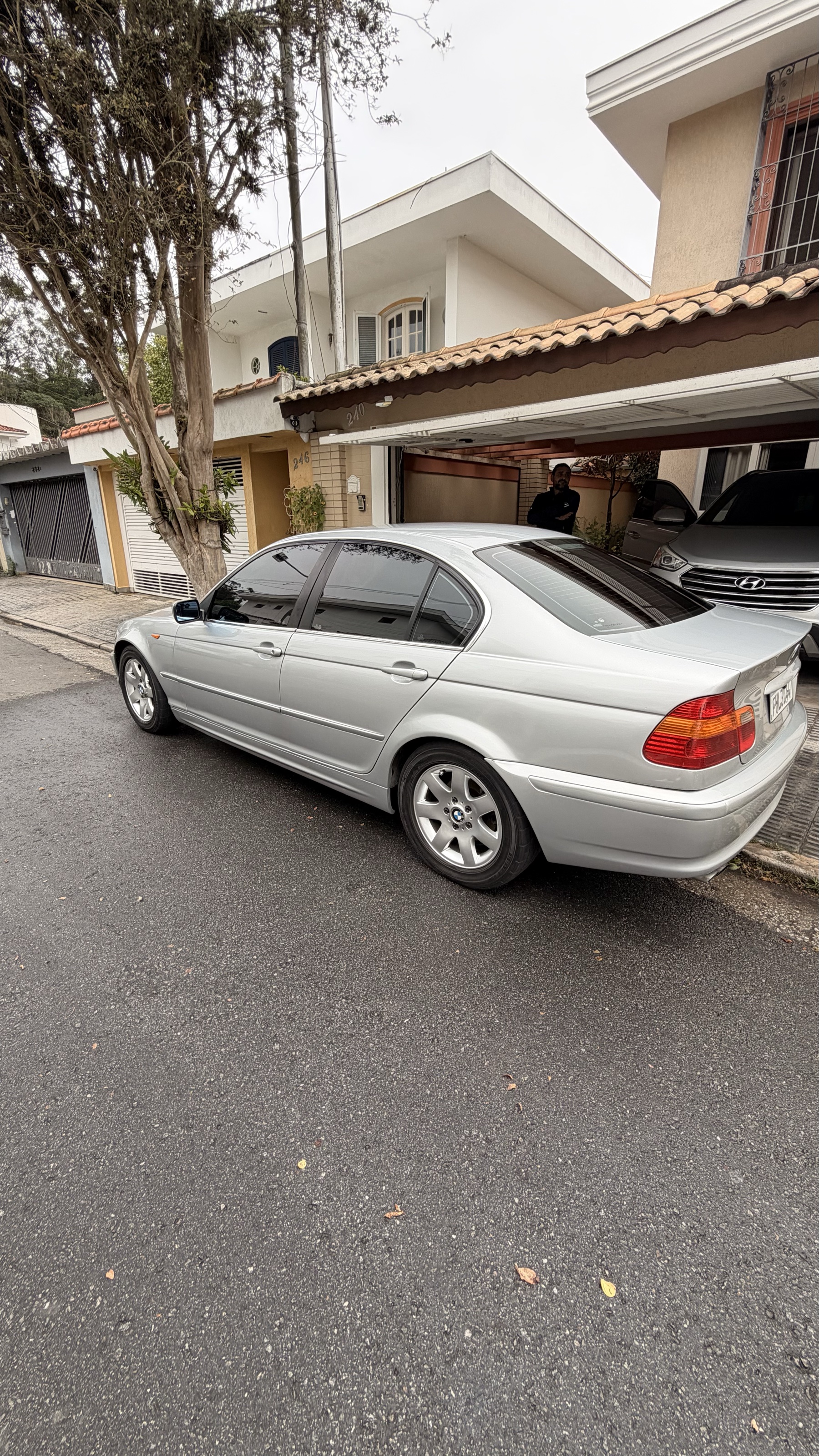 BMW 320i E46 — perfil lateral traseiro