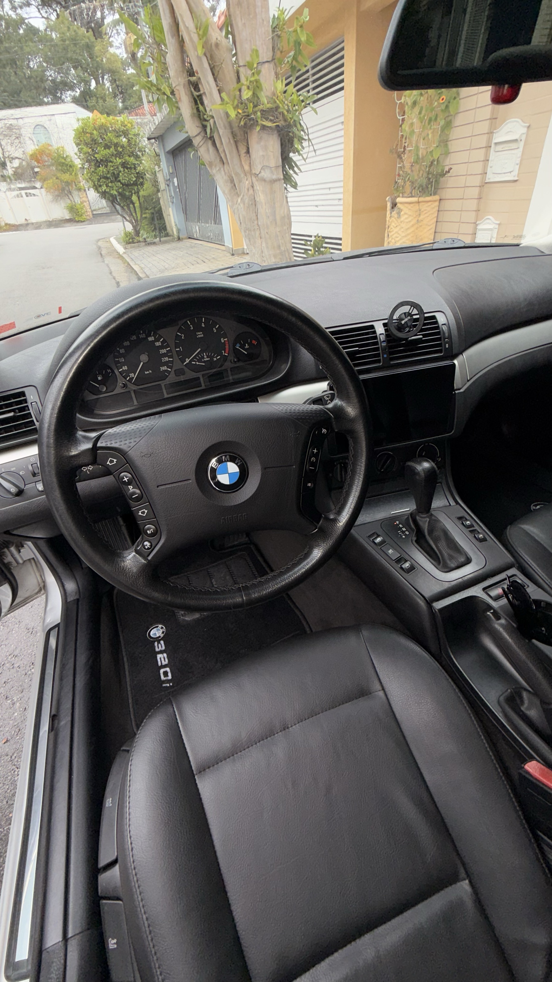 BMW 320i E46 — cockpit POV motorista